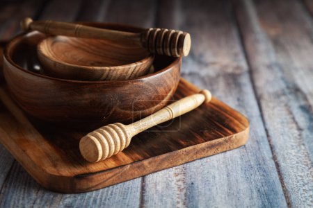 Foto de Una colección de diferentes utensilios de cocina de madera. - Imagen libre de derechos