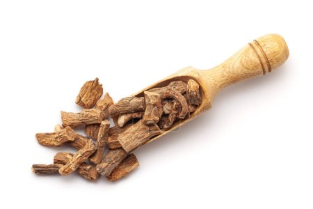 Vista superior de las raíces Dry Organic Sweet flag o Vach (Acorus calamus), en una cucharada de madera. Aislado sobre un fondo blanco.