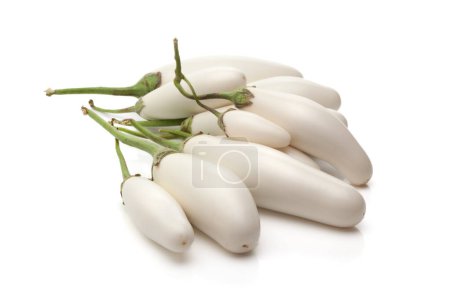 Foto de Primer plano de berenjena fresca blanca orgánica o Brinjal (Solanum melongena), aislada sobre un fondo blanco. - Imagen libre de derechos