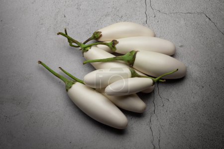 Foto de Primer plano de berenjena fresca blanca orgánica o Brinjal (Solanum melongena), aislada sobre un fondo de mármol. - Imagen libre de derechos