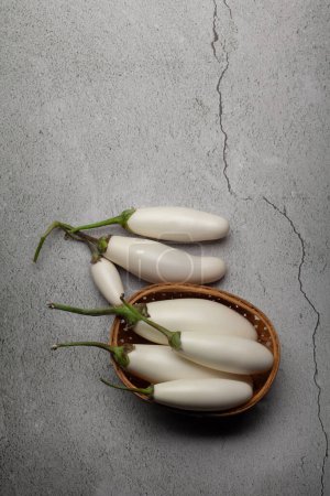 Gros plan de l'aubergine fraîche blanche biologique ou Brinjal (Solanum melongena), isolé sur un fond de marbre.