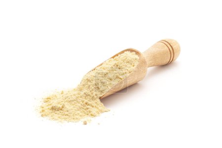 Vue de face d'une cuillère en bois remplie de farine de maïs biologique (Zea mays) ou de farine Makka. Isolé sur fond blanc.