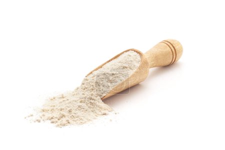 Vista frontal de una cucharada de madera llena de harina de sorgo orgánico (Sorghum bicolor) o harina de Jowar. Aislado sobre un fondo blanco.