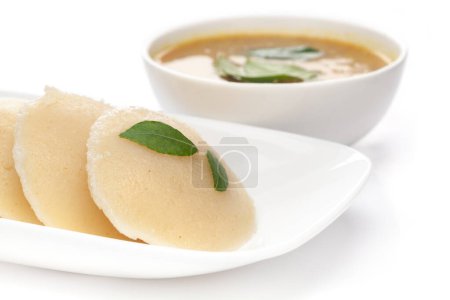El primer plano de Idli Sambhar o Idly Sambar es una comida popular del sur de la India, servida con chutney de coco. Foco selectivo