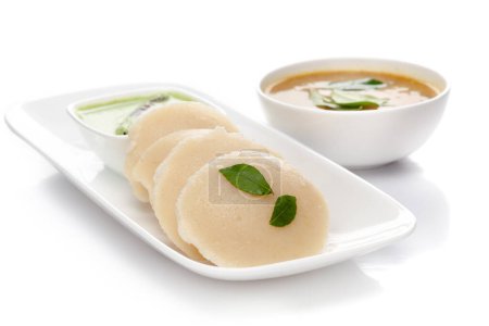 Nahaufnahme von Idli Sambhar oder Idly Sambar ist eine beliebte südindische Speise, die mit Kokosnuss-Chutney serviert wird. Selektive Fokussierung