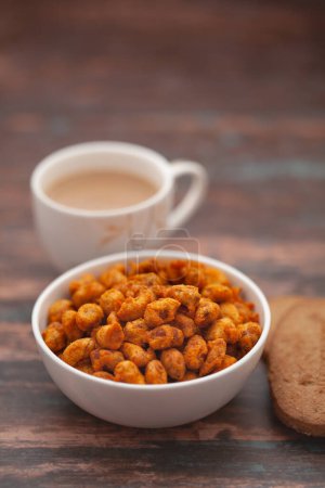 Primer plano de crujientes bocadillos de mezcla india con té caliente o hora del café y galletas hechas a mano (galletas). Estudio disparar en ángulo declinado. 