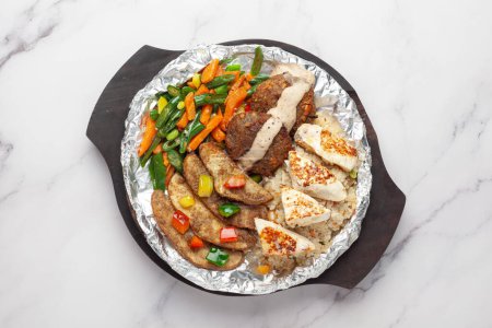Primer plano de vrat veg o ayunar o upvas sizzlers con paneer, patatas zanahorias plato de madera, servido caliente con humos en la mesa 