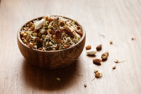 Primer plano de Una mezcla de semillas orgánicas germinando (germinando) bowl contiene almendras, cacahuetes, gramo negro, wheet, fenogreco y mung beens, en bowl en el estudio