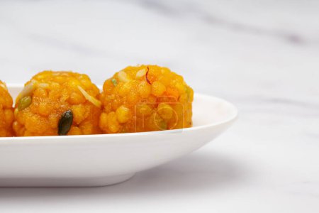 Close-Up Rajasthani Bundi Laddu (dulce) También llamado Badi Boondi Ladoo, enriquecido con frutos secos y azafrán (kesar), Disfrutado en fastivales, Diwali, Deepawali, Dussehra, Rakshabandhan, Rakhi, Vinayaka Ganesh Chaturthi y Janmashtami