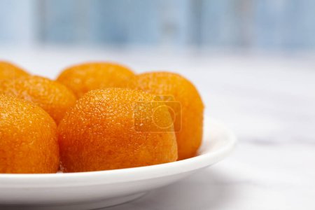 Close-Up Indian classic everyday Sweet "Motichoor Ladoo" (dulce) También llamado Boondi Ladoo, Disfrutado diariamente durante el pooja o en festivales, Diwali, Deepawali, Dussehra, Rakshabandhan, Rakhi, Vinayaka Ganesh Chaturthi y Janmashtami