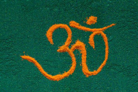 Vue du dessus du symbole coloré Om rangoli composé de couleurs de sol isolées sur fond blanc.