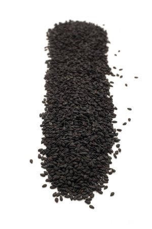 Fila de sésamo negro orgánico (Sesamum indicum) aislado sobre fondo blanco
.