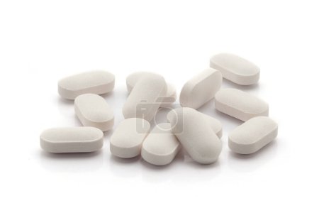 Gesundheitskonzept. Weiße medizinische Pillen und Tabletten. Vereinzelt auf weißem Hintergrund. Frontansicht