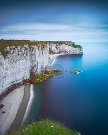 Foto de Etretat, rocky cliff and beach. Long exposure photography. Aerial view. Normandy region, France. - Imagen libre de derechos