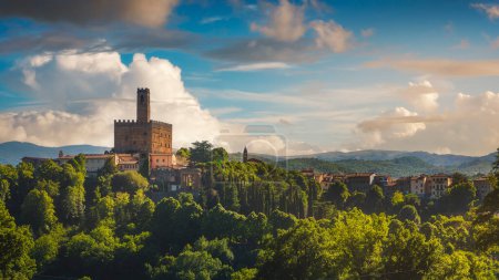 Foto de Poppi pueblo medieval y vista al castillo al atardecer. Casentino, provincia de Arezzo, región Toscana, Italia, Europa. - Imagen libre de derechos