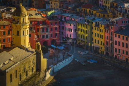 Foto de Vista superior de la iglesia y la plaza en el mar del colorido pueblo de Vernazza. Parque Nacional Cinque Terre, región de Liguria, Italia, Europa. - Imagen libre de derechos