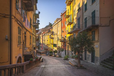 Foto de Via Colombo, calle principal en el centro del pueblo pesquero de Riomaggiore. Parque Nacional Cinque Terre, provincia de La Spezia, región de Liguria, Italia, Europa. - Imagen libre de derechos
