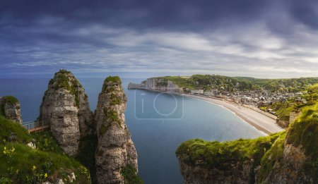 Téléchargez les photos : Village d'Etretat et sa plage de baie, vue aérienne depuis la falaise. Région Normandie, France, Europe. - en image libre de droit
