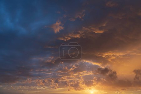 Téléchargez les photos : Ciel brillant au coucher du soleil texture fond superposition. Nuages rouge, orange et violet dramatiques. Photographie haute résolution parfaite pour le remplacement du ciel - en image libre de droit