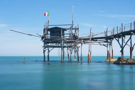 Foto de Trabocco antigua máquina de pesca de madera a lo largo de la costa del mar Adriático. Fotografía de larga exposición. San Vito Chietino, región de los Abruzos, Italia - Imagen libre de derechos