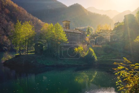 Téléchargez les photos : Isola Santa village médiéval, lac et montagnes Alpi Apuane dans le feuillage d'automne. Garfagnana, Toscane, Italie, Europe - en image libre de droit