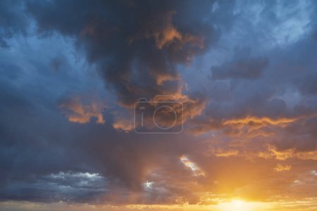 Téléchargez les photos : Ciel lumineux réel au coucher du soleil texture fond superposition. Nuages rouge, orange et violet dramatiques. Photographie haute résolution parfaite pour le remplacement du ciel - en image libre de droit