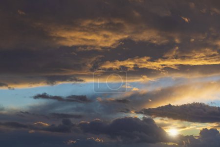 Téléchargez les photos : Ciel lumineux réel au coucher du soleil texture fond superposition. Nuages rouge, orange et violet dramatiques. Photographie haute résolution parfaite pour le remplacement du ciel - en image libre de droit