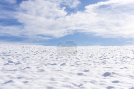 Téléchargez les photos : Panorama hivernal abstrait avec terrain ondulé enneigé et ciel dégagé avec quelques nuages. Région Toscane, Italie - en image libre de droit