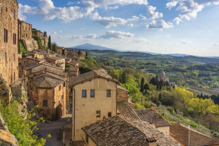 Téléchargez les photos : Montepulciano village médiéval italien vue panoramique et église San Biagio en arrière-plan. Sienne, région Toscane, Italie, Europe. - en image libre de droit