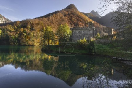 Téléchargez les photos : Isola Santa village médiéval, lac et montagnes Alpi Apuane dans le feuillage d'automne. Garfagnana, Toscane, Italie, Europe - en image libre de droit
