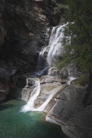 Téléchargez les photos : Cascades de Lillaz en été, la plus grande partie. Cogne, Vallée d'Aoste, Italie - en image libre de droit