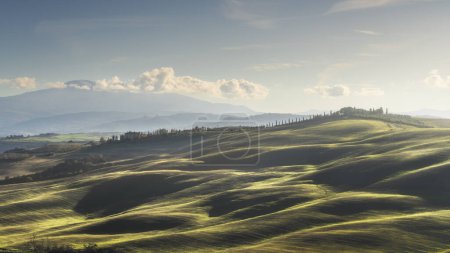 Téléchargez les photos : Paysage en Toscane avec ferme et collines un après-midi d'hiver. Une vue typique de la Val d'Orcia. - en image libre de droit