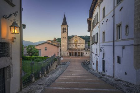 Spoleto, Santa Maria Assunta oder die Kathedrale Santa Maria Duomo bei Sonnenuntergang. Provinz Perugia, Region Umbrien, Italien, Europa.