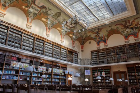 Foto de LVIV, UCRANIA - 3 de abril de 2020: Sala principal de lectura de la Biblioteca Científica de la Universidad Nacional Ivan Franko de Lviv. Una de las bibliotecas científicas más grandes y antiguas de Ucrania - Imagen libre de derechos