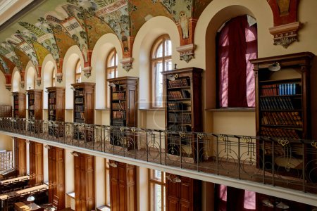 Foto de LVIV, UCRANIA - 3 de abril de 2020: Sala principal de lectura de la Biblioteca Científica de la Universidad Nacional Ivan Franko de Lviv. Una de las bibliotecas científicas más grandes y antiguas de Ucrania - Imagen libre de derechos