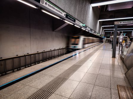 Téléchargez les photos : Train de métro Budapest, Hongrie - en image libre de droit