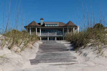 Téléchargez les photos : Wild Dunes Resort, Caroline du Sud, États-Unis - 10 avril 2023. Villa de luxe avec vue sur l'océan au Wild Dunes Resort, île de Palms, Caroline du Sud. - en image libre de droit