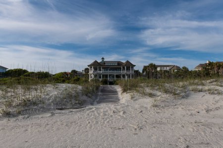 Foto de Wild Dunes Resort, Carolina del Sur, EE.UU. - 10 de abril de 2023. Casas de vacaciones de lujo con vista al mar en Wild Dunes Resort, Isla de Palmeras, Carolina del Sur. - Imagen libre de derechos