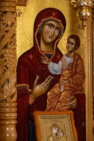Foto de Icono ortodoxo en un iconostasio de iglesia. Cuando los adoradores entran en la iglesia besarán este icono y se cruzarán. - Imagen libre de derechos