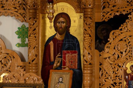 Foto de Icono ortodoxo en un iconostasio de iglesia. Cuando los adoradores entran en la iglesia besarán este icono y se cruzarán. - Imagen libre de derechos