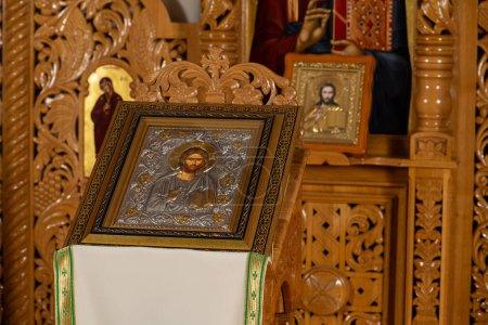 Foto de Icono ortodoxo en un púlpito de iglesia. Cuando los adoradores entran en la iglesia besarán este icono y se cruzarán. - Imagen libre de derechos
