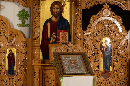 Foto de Icono ortodoxo en un púlpito de iglesia. Cuando los adoradores entran en la iglesia besarán este icono y se cruzarán. - Imagen libre de derechos