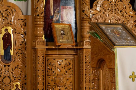 Téléchargez les photos : Icône orthodoxe sur une chaire d'église. Quand les fidèles entreront dans l'église, ils embrasseront cette icône et se croiseront. - en image libre de droit