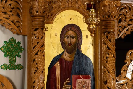 Téléchargez les photos : Icône orthodoxe sur une iconostase de l'église. Quand les fidèles entreront dans l'église, ils embrasseront cette icône et se croiseront. - en image libre de droit