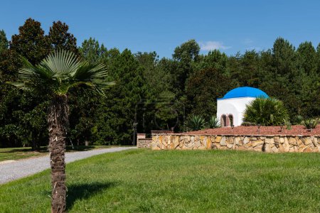 Téléchargez les photos : Lawsonville, NC / USA - 16 septembre 2023 : Aménagement paysager avec chapelle au monastère grec orthodoxe de Panagia Pammakaristos. - en image libre de droit