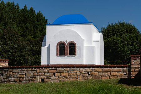 Téléchargez les photos : Lawsonville, NC / USA - 16 septembre 2023 : Une petite chapelle au monastère grec orthodoxe de Panagia Pammakaristos. - en image libre de droit