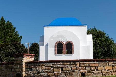 Téléchargez les photos : Lawsonville, NC / USA - 16 septembre 2023 : Une petite chapelle au monastère grec orthodoxe de Panagia Pammakaristos. - en image libre de droit