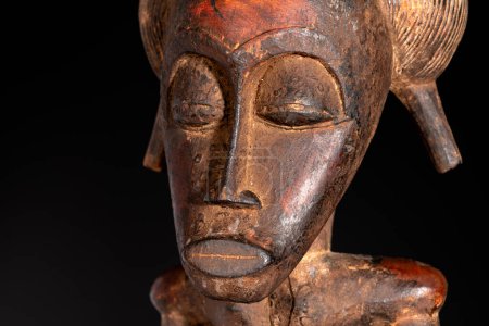 Nahaufnahme einer hölzernen männlichen Senufo-Figur von der Elfenbeinküste. Afrikanische Stammeskunst mit meisterhafter Handwerkskunst und spiritueller Symbolik.