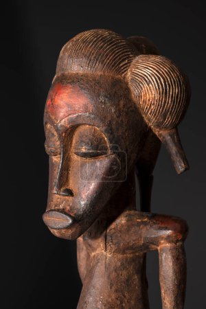 Nahaufnahme einer hölzernen männlichen Senufo-Figur von der Elfenbeinküste. Afrikanische Stammeskunst mit meisterhafter Handwerkskunst und spiritueller Symbolik.