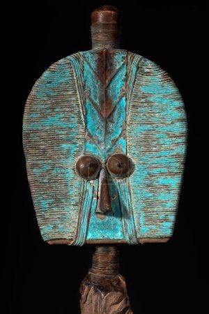 Großaufnahme einer hölzernen Kota-Reliquienfigur aus Gabun, isoliert auf schwarzem Hintergrund. Afrikanische Stammeskunst mit meisterhafter Handwerkskunst und spiritueller Symbolik.